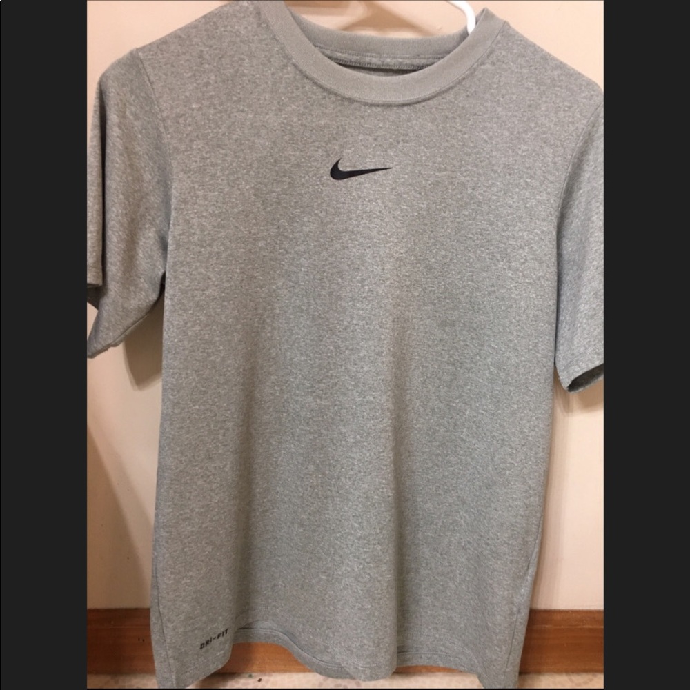 Gray Nike Dri-Fit shortsleeve t-shirt youth large